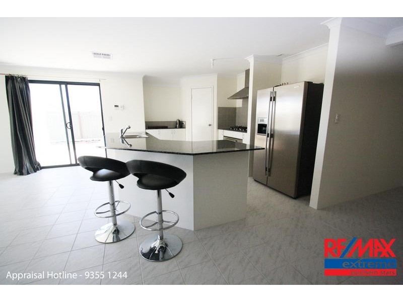 39 Hillhouse Way, Piara Waters WA 6112
