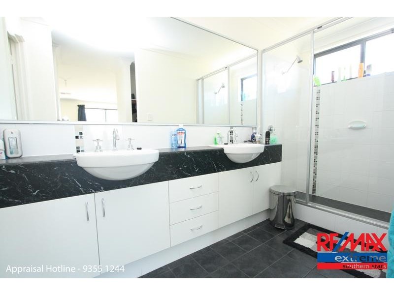 39 Hillhouse Way, Piara Waters WA 6112