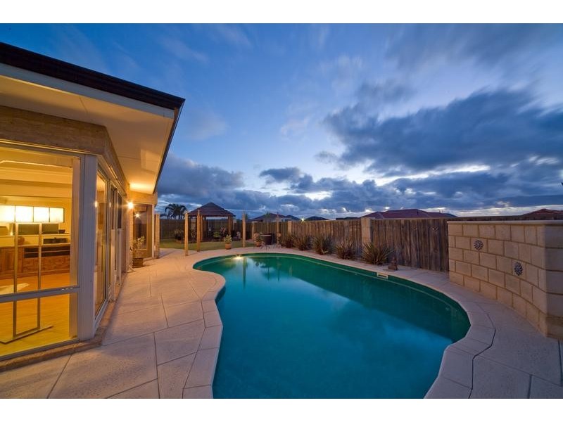 8 Manta Pass, Mindarie WA 6030