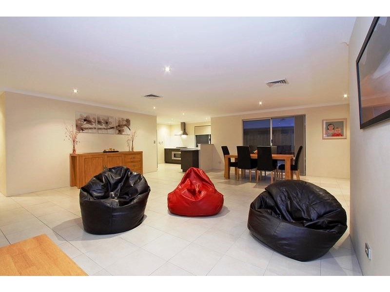 8 Lunar Street, Yanchep WA 6035