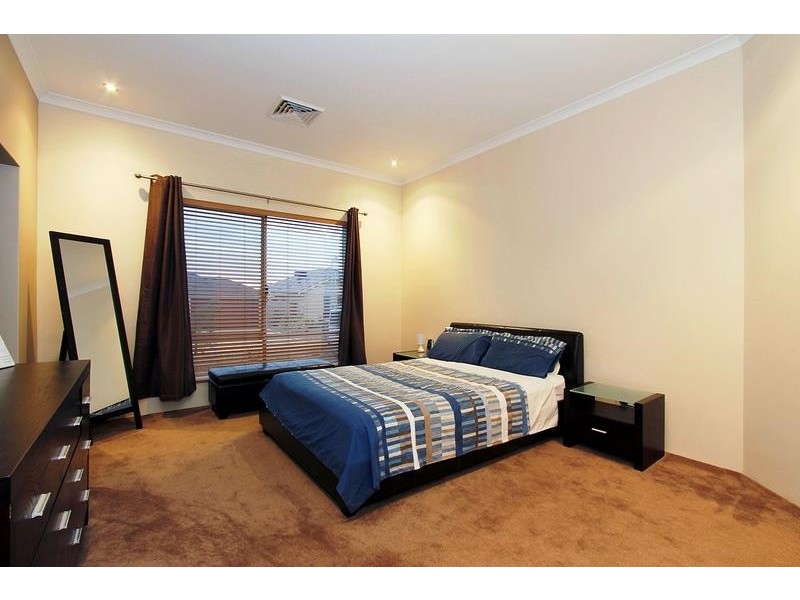 8 Lunar Street, Yanchep WA 6035