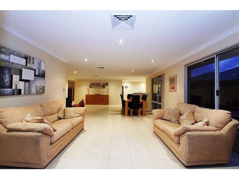 8 Lunar Street, Yanchep WA 6035