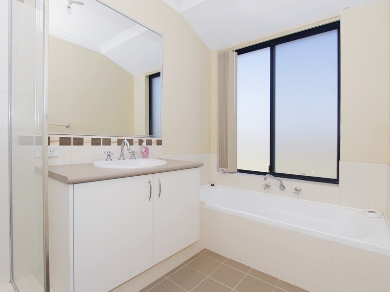 19 Rocklands Loop, Carramar WA 6031