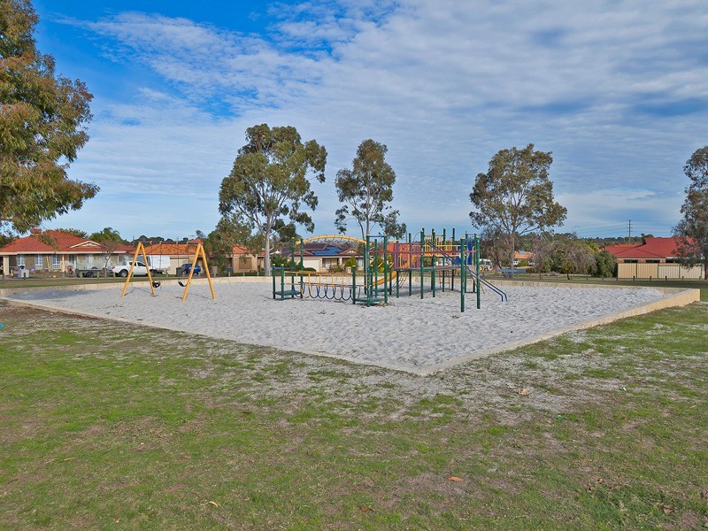 4 Coolamine Close, Carramar WA 6031