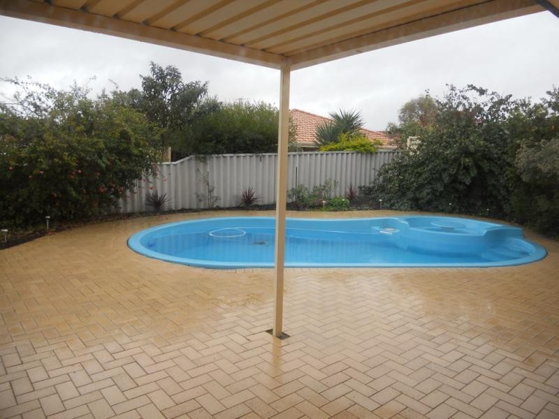 15 Mallina Circuit, Carramar WA 6031
