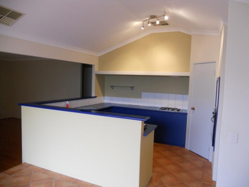 15 Mallina Circuit, Carramar WA 6031