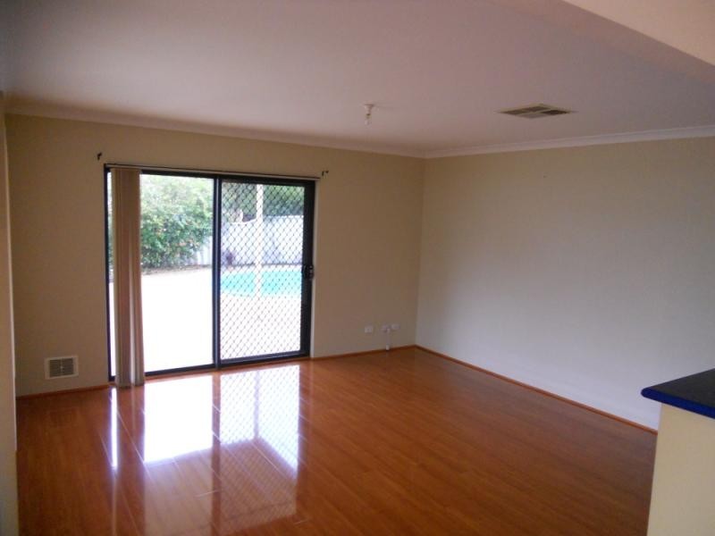15 Mallina Circuit, Carramar WA 6031