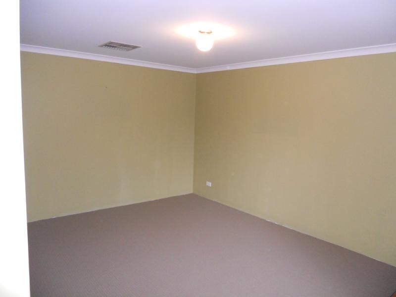 15 Mallina Circuit, Carramar WA 6031