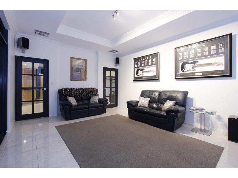 42 Silver Sands Drive, Iluka WA 6028