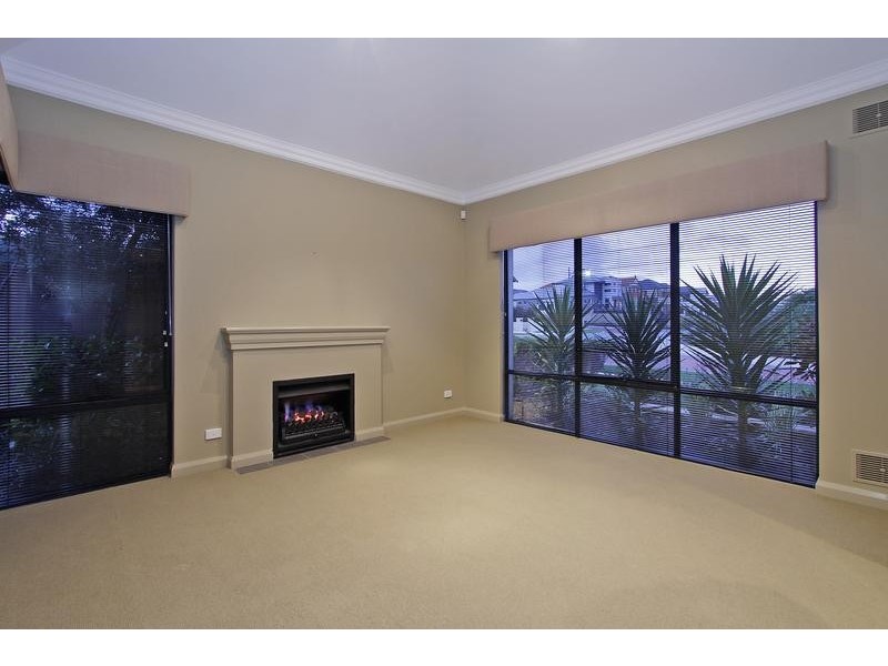 2 Moonflight Crescent, Iluka WA 6028