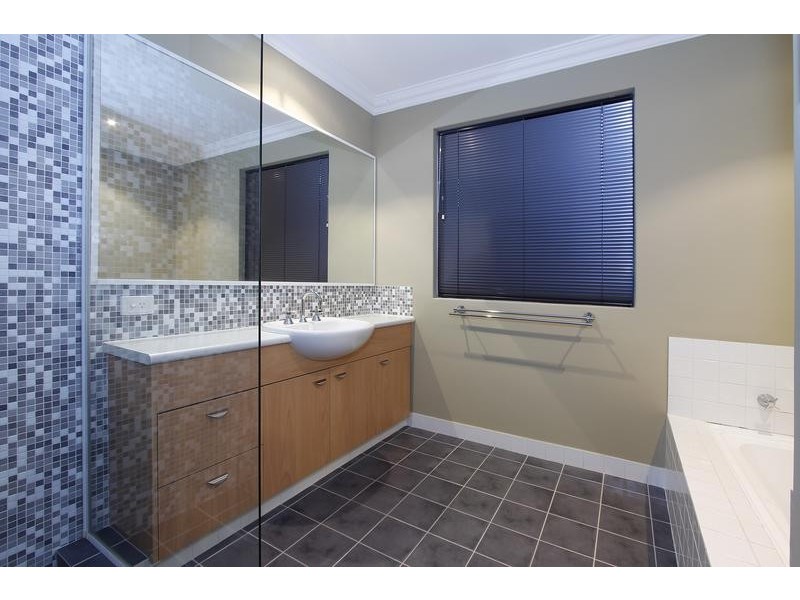 2 Moonflight Crescent, Iluka WA 6028