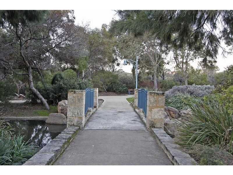 2 Moonflight Crescent, Iluka WA 6028