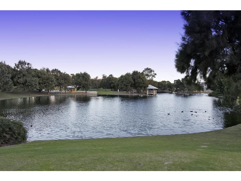 2 Moonflight Crescent, Iluka WA 6028