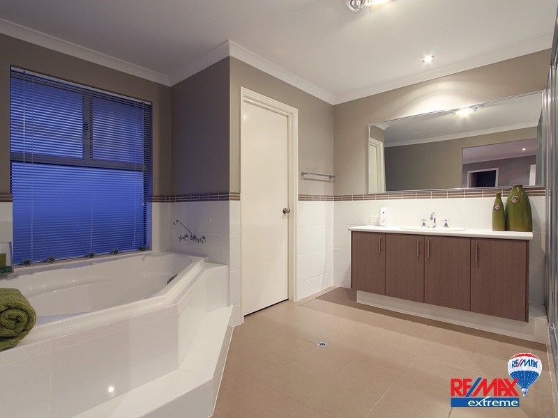 43 La Bianca Vista, Carramar WA 6031