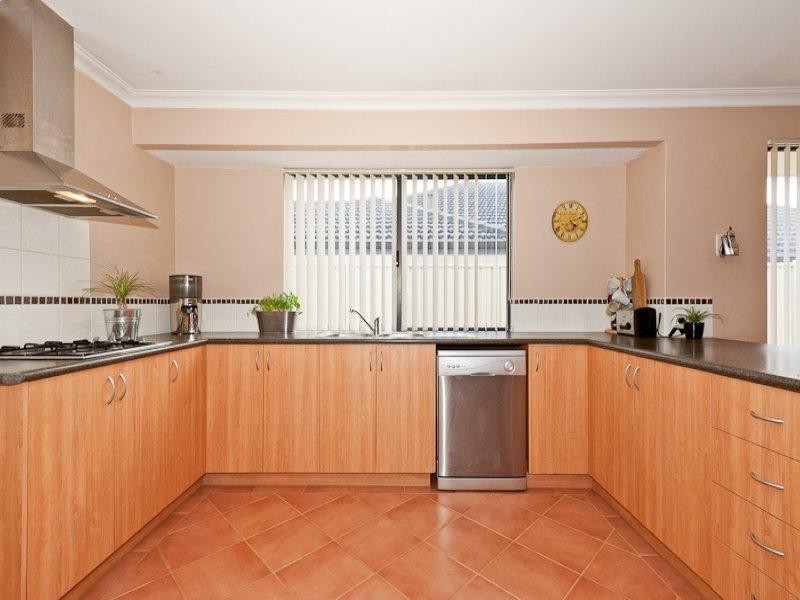 5 Lynnburn Pass, Carramar WA 6031