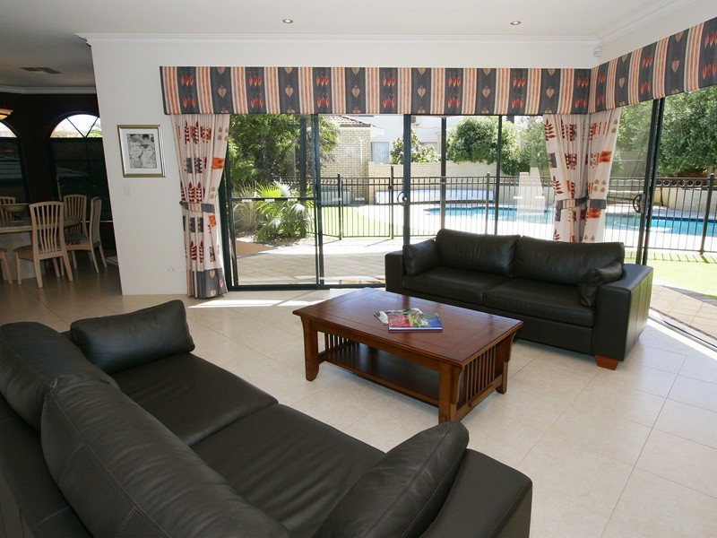 18 Kinsale Drive, Mindarie WA 6030