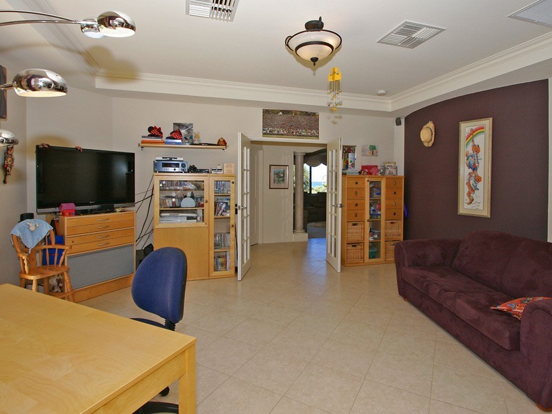 18 Kinsale Drive, Mindarie WA 6030