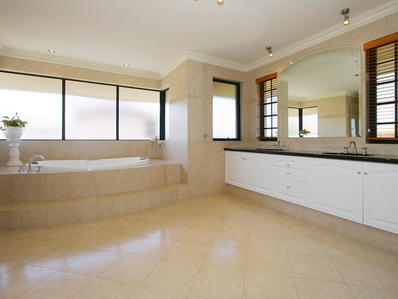 18 Kinsale Drive, Mindarie WA 6030