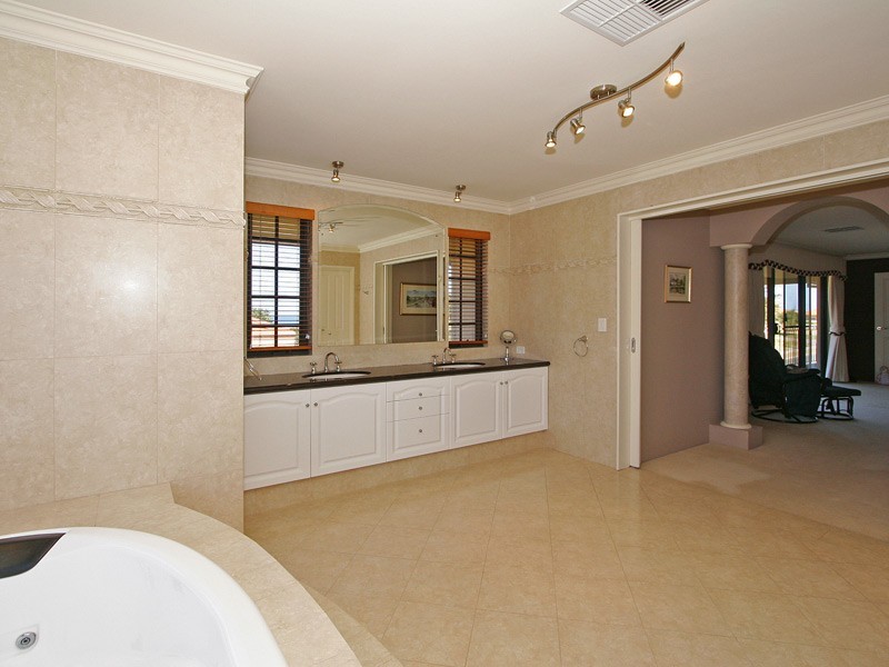 18 Kinsale Drive, Mindarie WA 6030