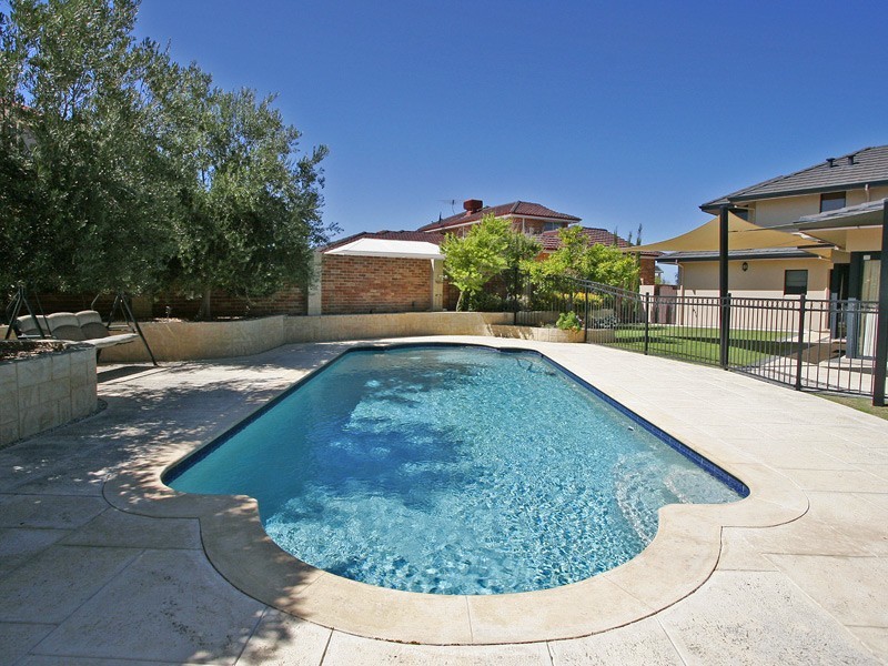 18 Kinsale Drive, Mindarie WA 6030