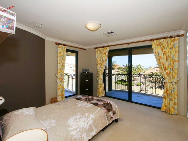 18 Kinsale Drive, Mindarie WA 6030