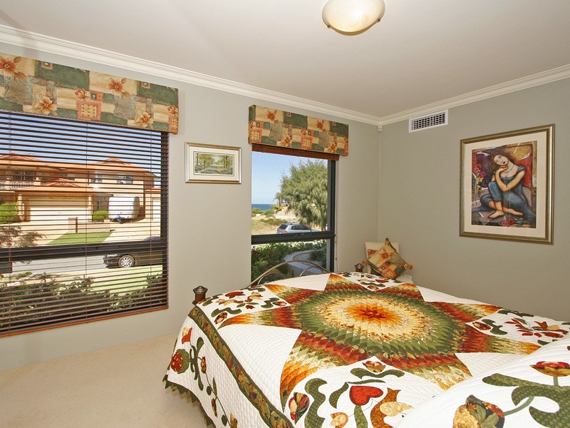 18 Kinsale Drive, Mindarie WA 6030