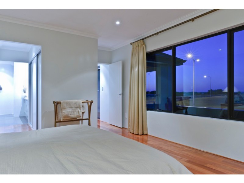 18 Clearwater Pl, Hillarys WA 6025