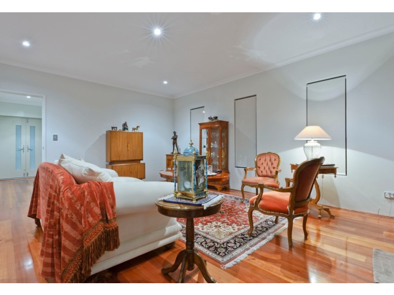 18 Clearwater Pl, Hillarys WA 6025