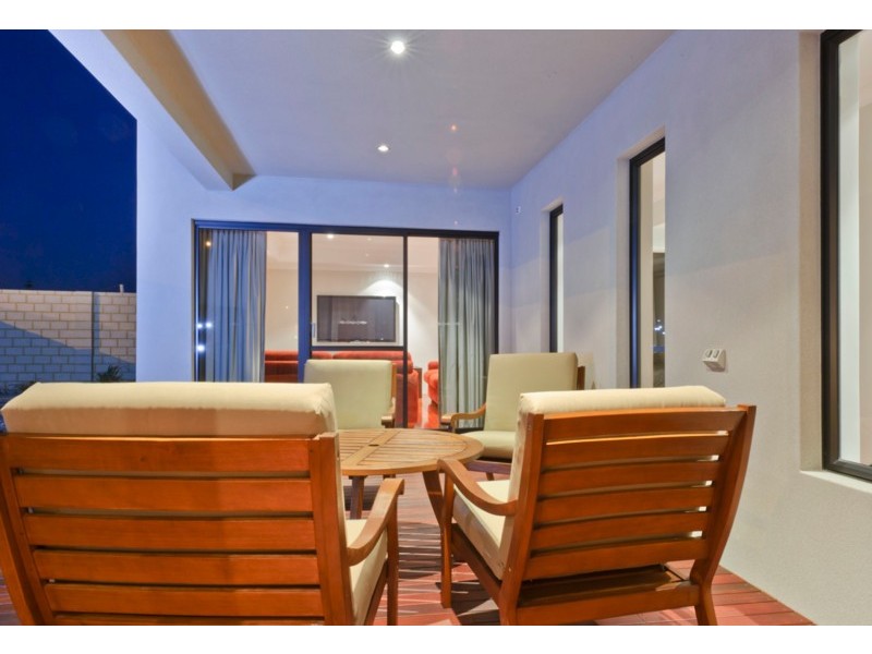 18 Clearwater Pl, Hillarys WA 6025