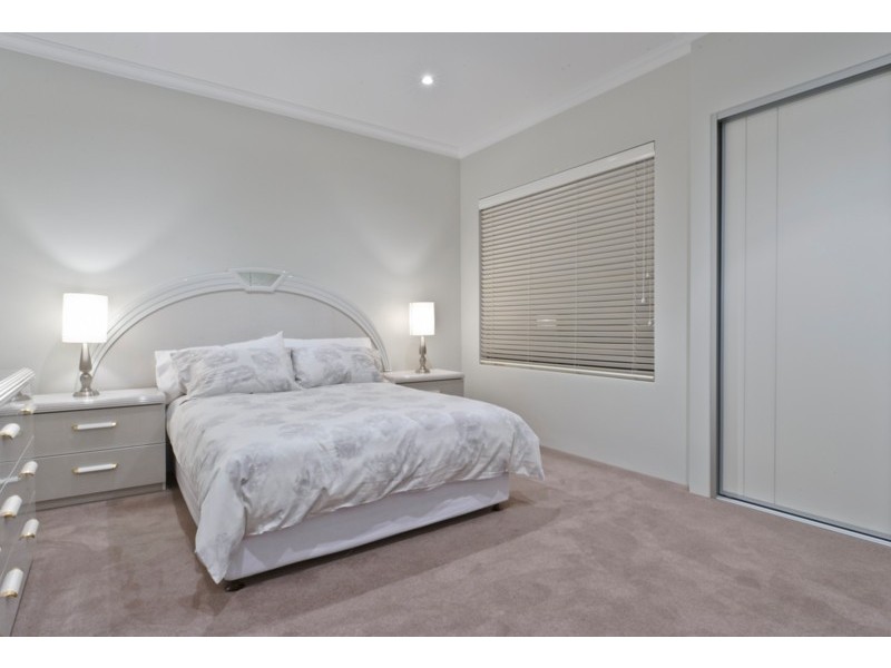 18 Clearwater Pl, Hillarys WA 6025