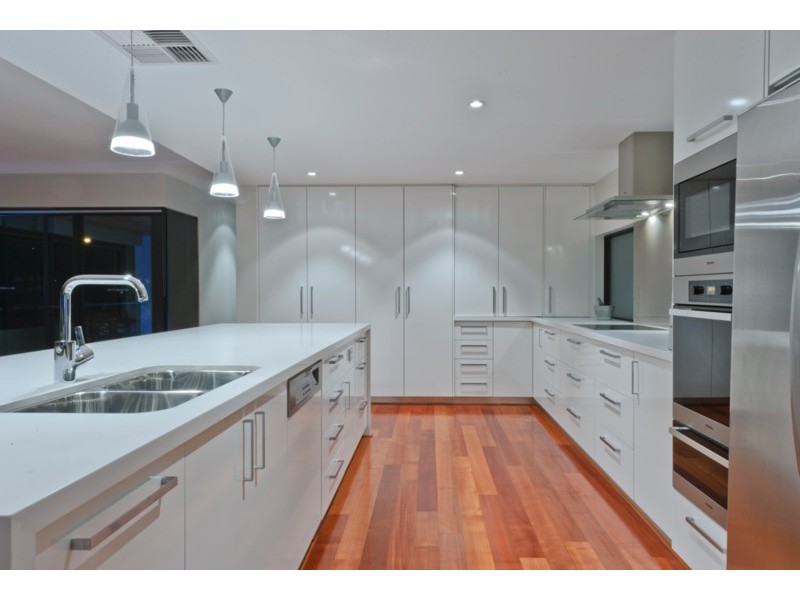 18 Clearwater Pl, Hillarys WA 6025