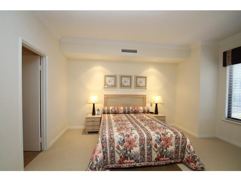 8 Perissa Rd, Iluka WA 6028