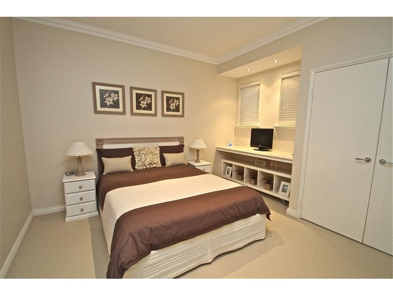 8 Perissa Rd, Iluka WA 6028