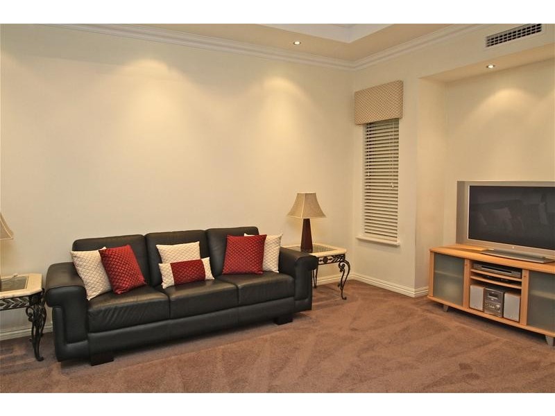 8 Perissa Rd, Iluka WA 6028