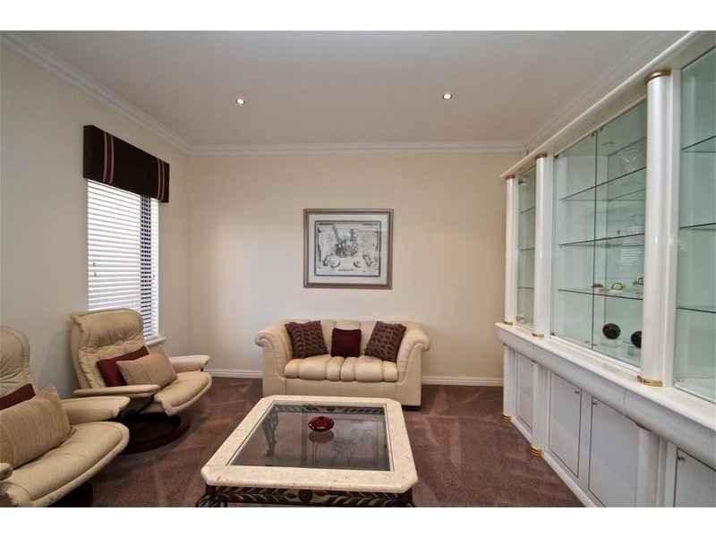 8 Perissa Rd, Iluka WA 6028