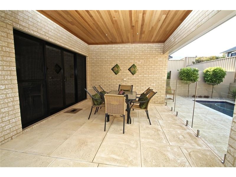 8 Perissa Rd, Iluka WA 6028