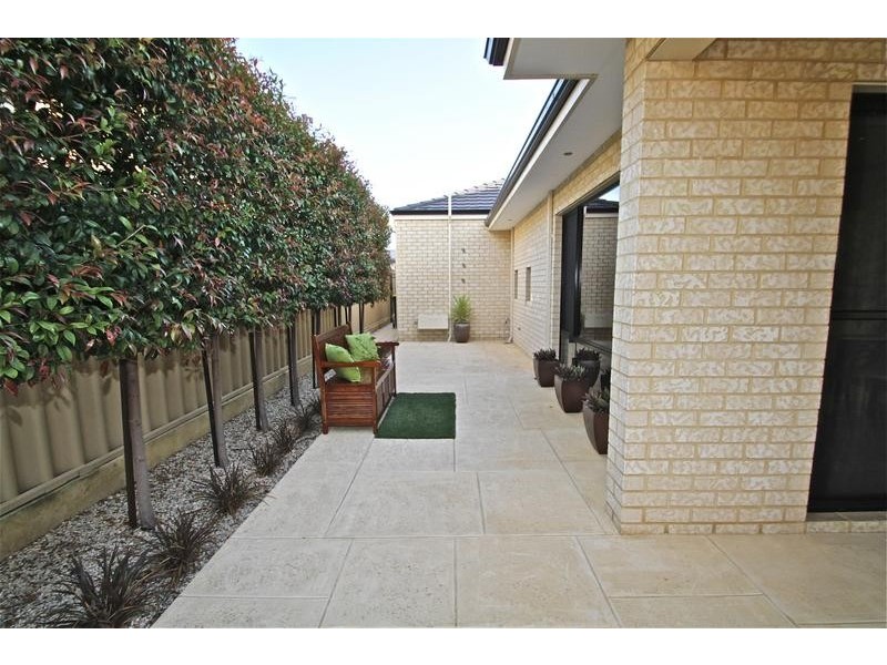 8 Perissa Rd, Iluka WA 6028