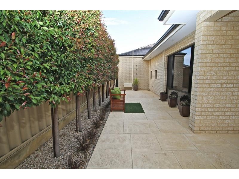 8 Perissa Rd, Iluka WA 6028