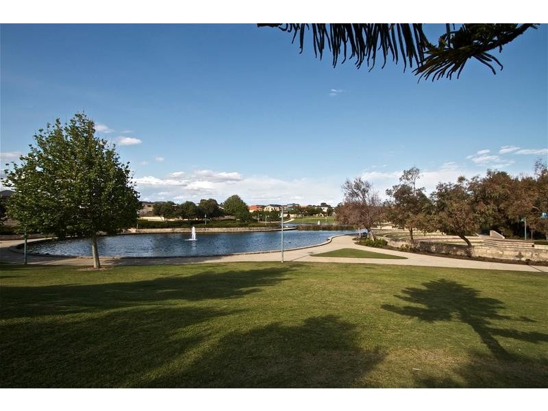 8 Perissa Rd, Iluka WA 6028