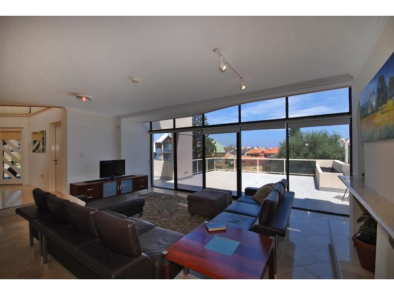 6 St Malo Ct, Mindarie WA 6030