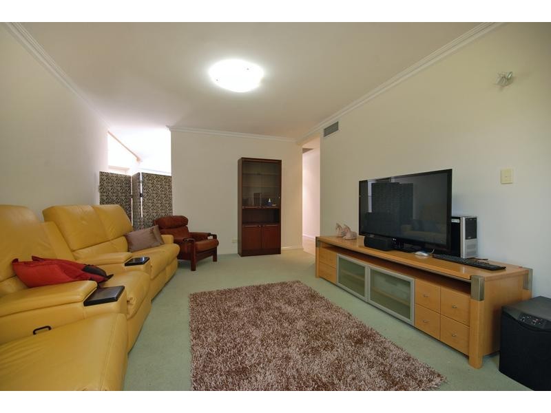 6 St Malo Ct, Mindarie WA 6030