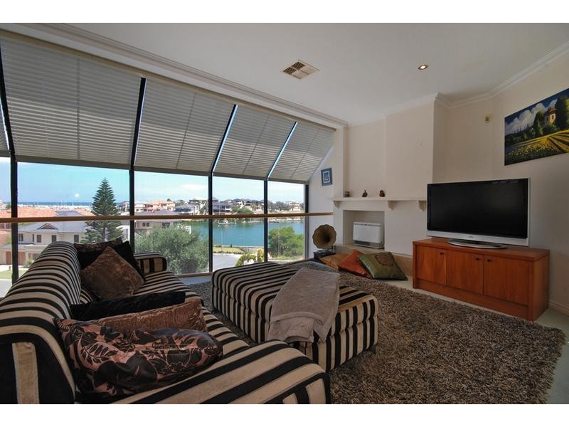 6 St Malo Ct, Mindarie WA 6030