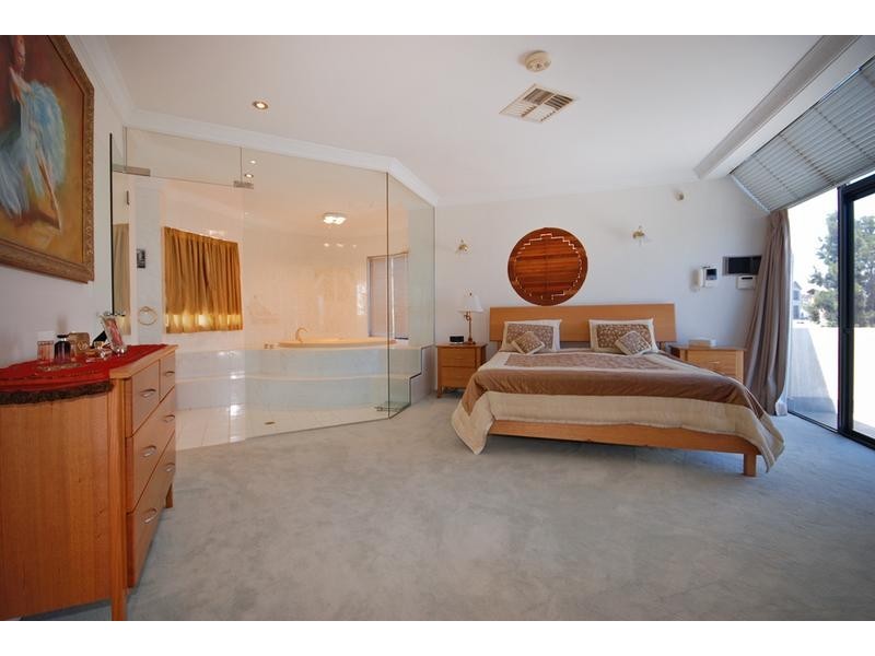 6 St Malo Ct, Mindarie WA 6030