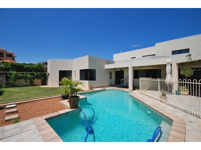 6 St Malo Ct, Mindarie WA 6030