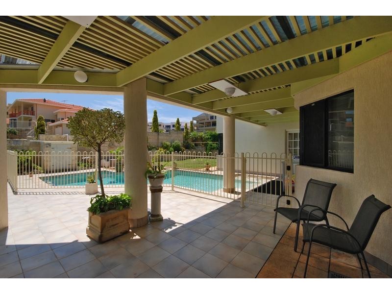 6 St Malo Ct, Mindarie WA 6030