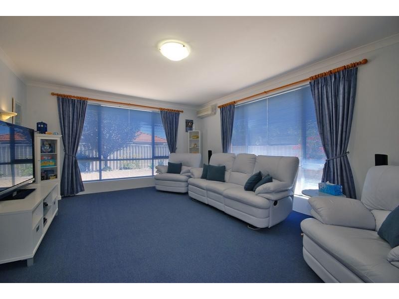 37 Palmerston Crescent, Tapping WA 6065