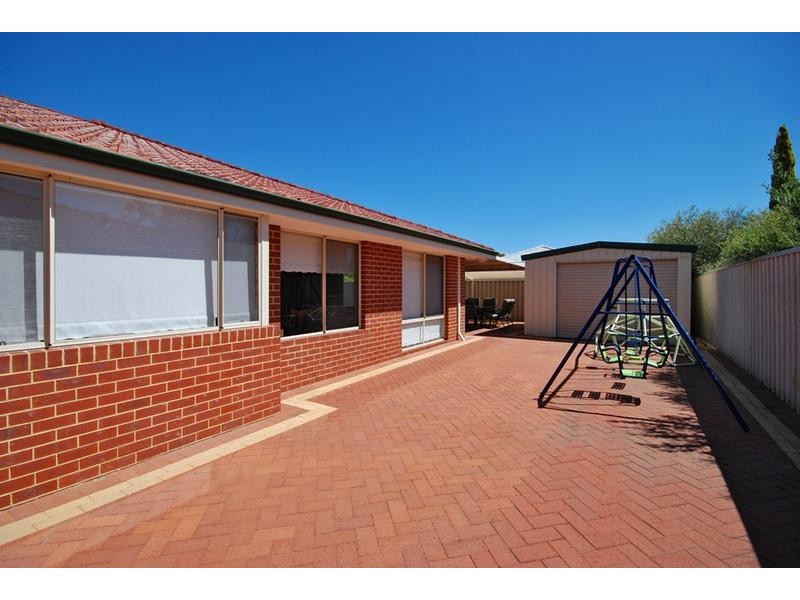 8 Jandabup Close, Sinagra WA 6065