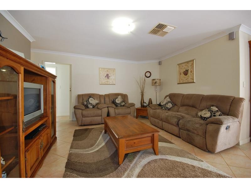 8 Jandabup Close, Sinagra WA 6065