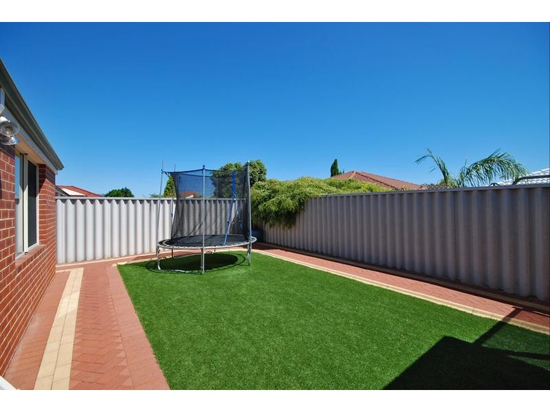 8 Jandabup Close, Sinagra WA 6065