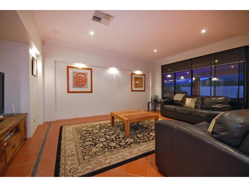 4 Jindare Loop, Carramar WA 6031